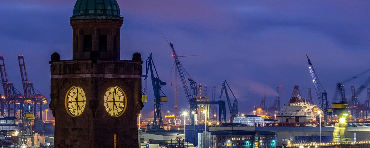 Blick auf den Hamburger Hafen an den Landungsbrücken